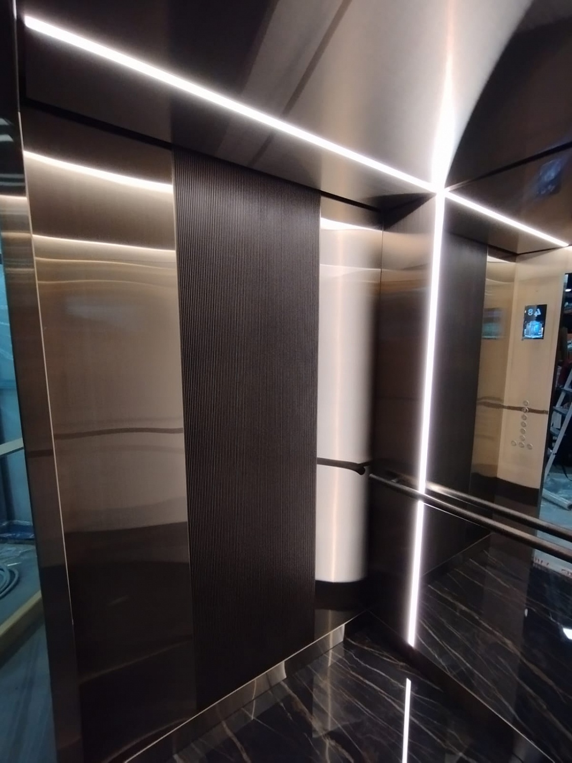 Щербинский завод представил лифт в эксклюзивном дизайне